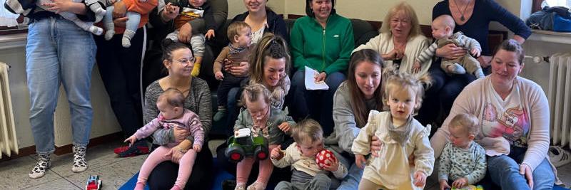 Gegen Ende des ersten Lebensjahres wird das Essen der Großen für Kinder spannend, denn es gibt viel Neues zu entdecken. Was essen die Eltern oder die Geschwister da?