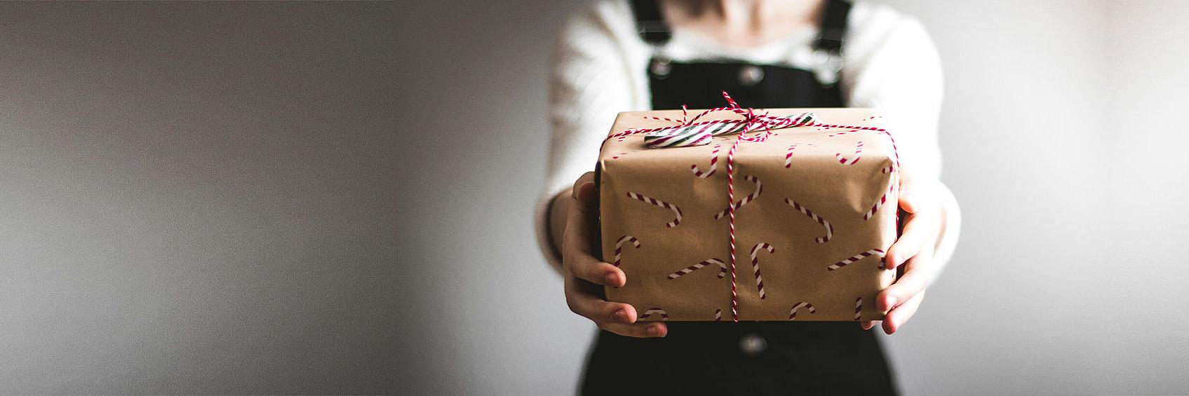 <span class='first'>Freude verschenken</span><span class='second'>Mit uns werden Wünsche wahr!</span>