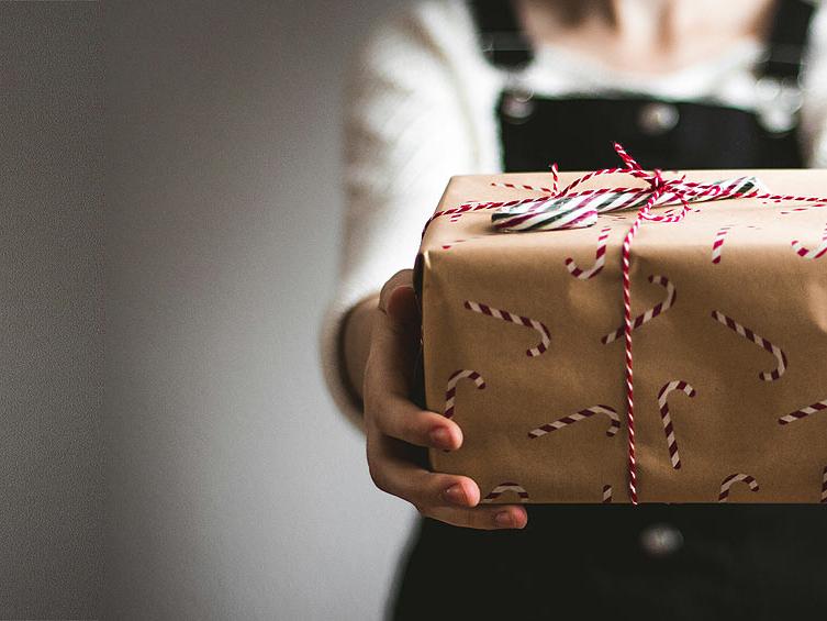 <span class='first'>Freude verschenken</span><span class='second'>Mit uns werden Wünsche wahr!</span>